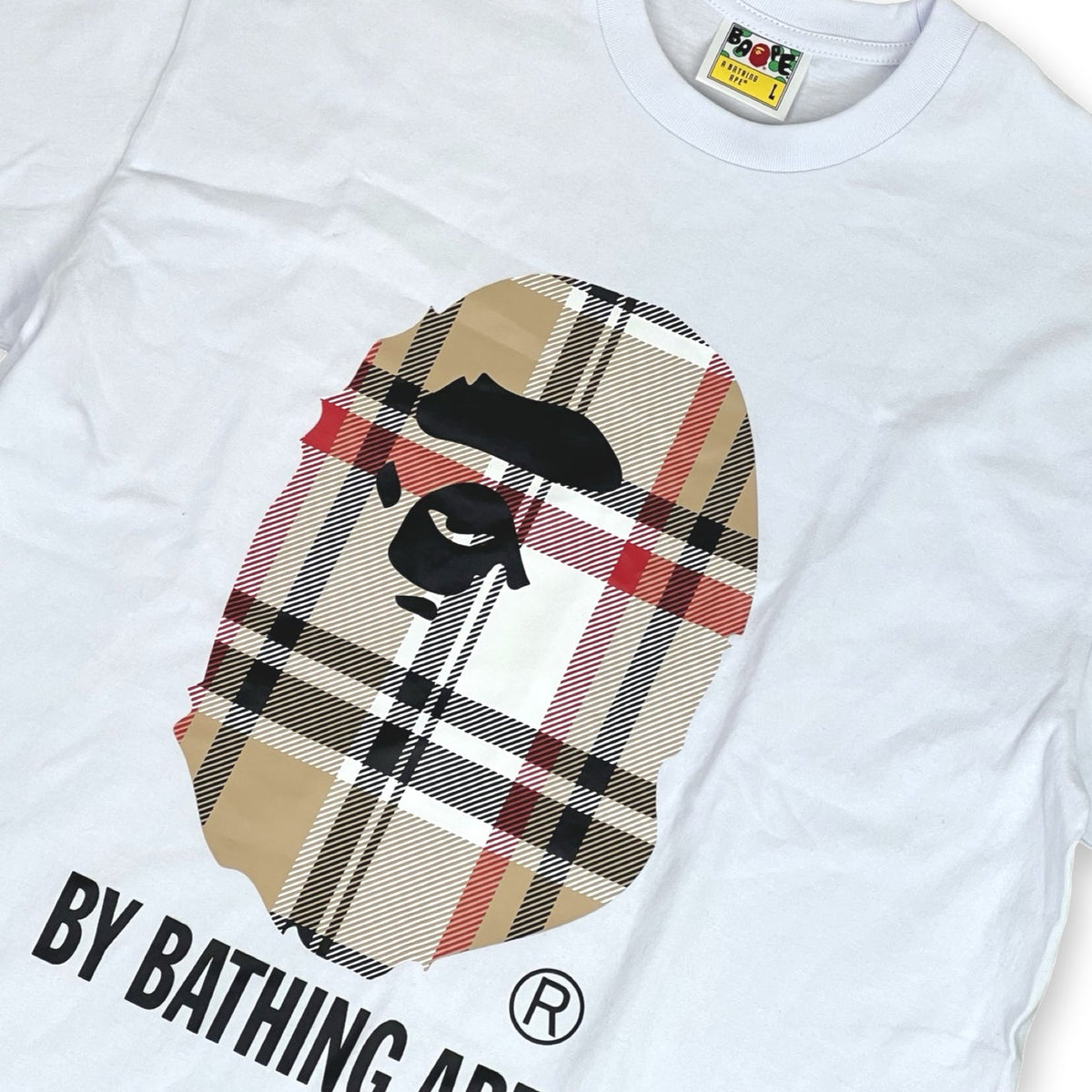 Remera Bape x Burberry detalle