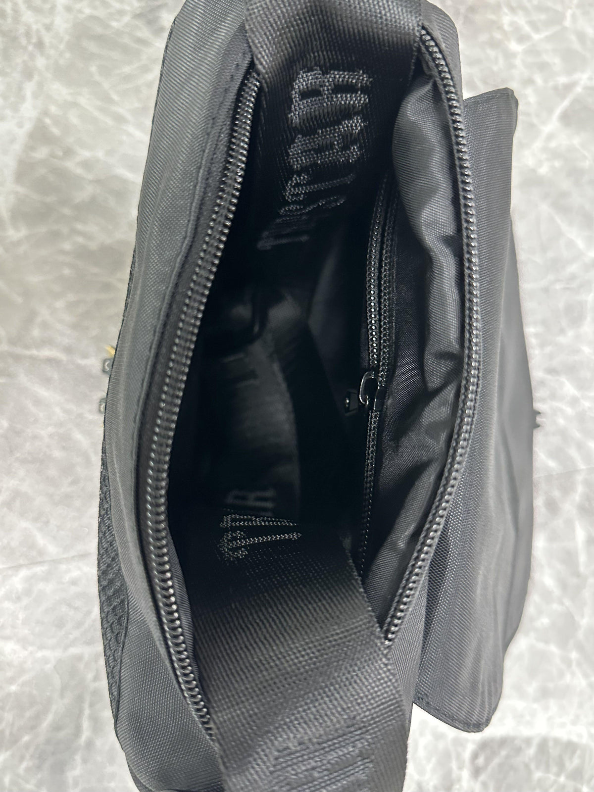 Morral Trapstar Irongate 1.0 Crossbody Negro Azul