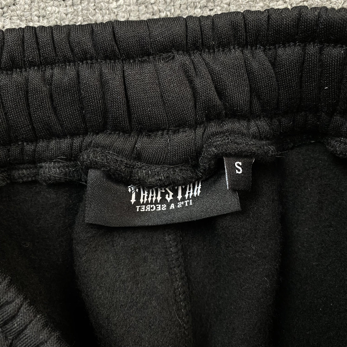 Conjunto Trapstar Irongate Arch Chenille 2.0 Negro