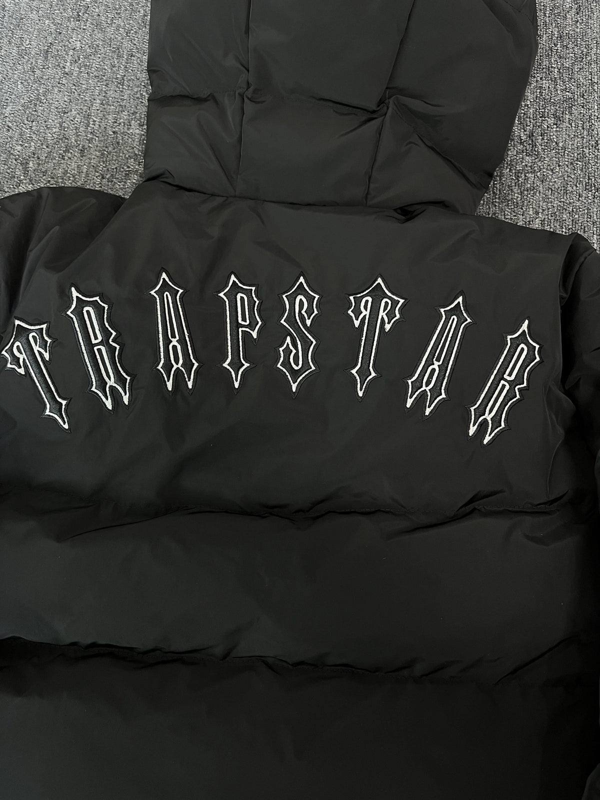 Campera Trapstar Irongate Hooded Quilted Puffer Negra