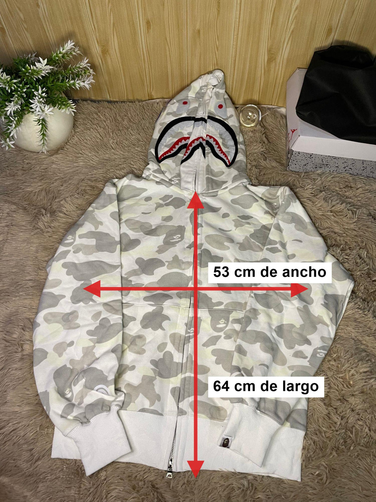 Medidas Bape shark hoodie white camo talle M: 64 de largo x 53 de ancho