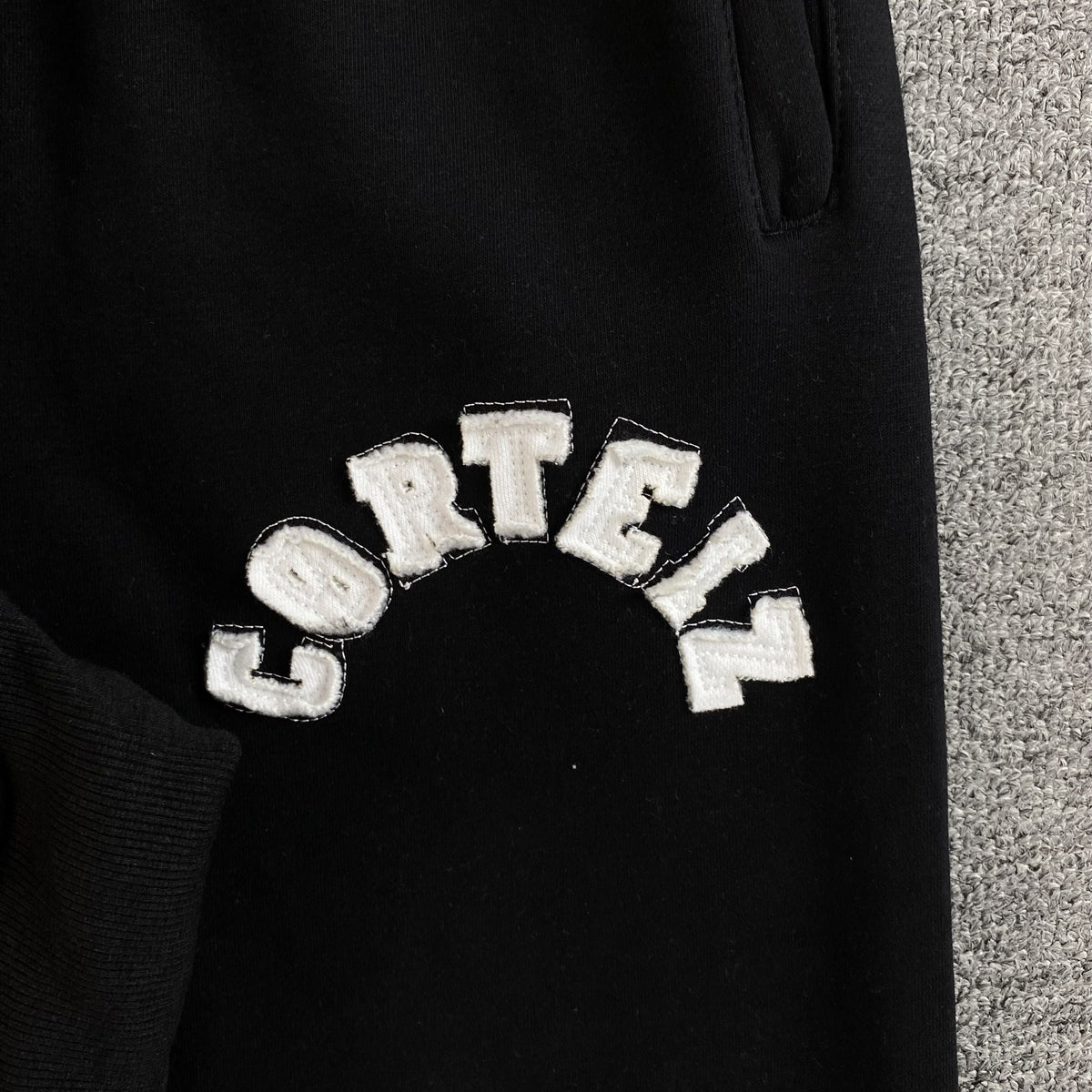 Pantalon Corteiz Colly Arch Open Hem Negro