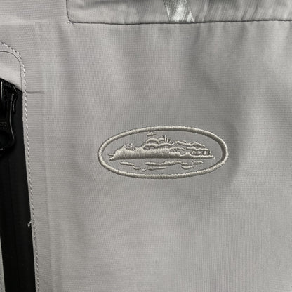 Campera Corteiz Elitework Waterproof Shell Gris