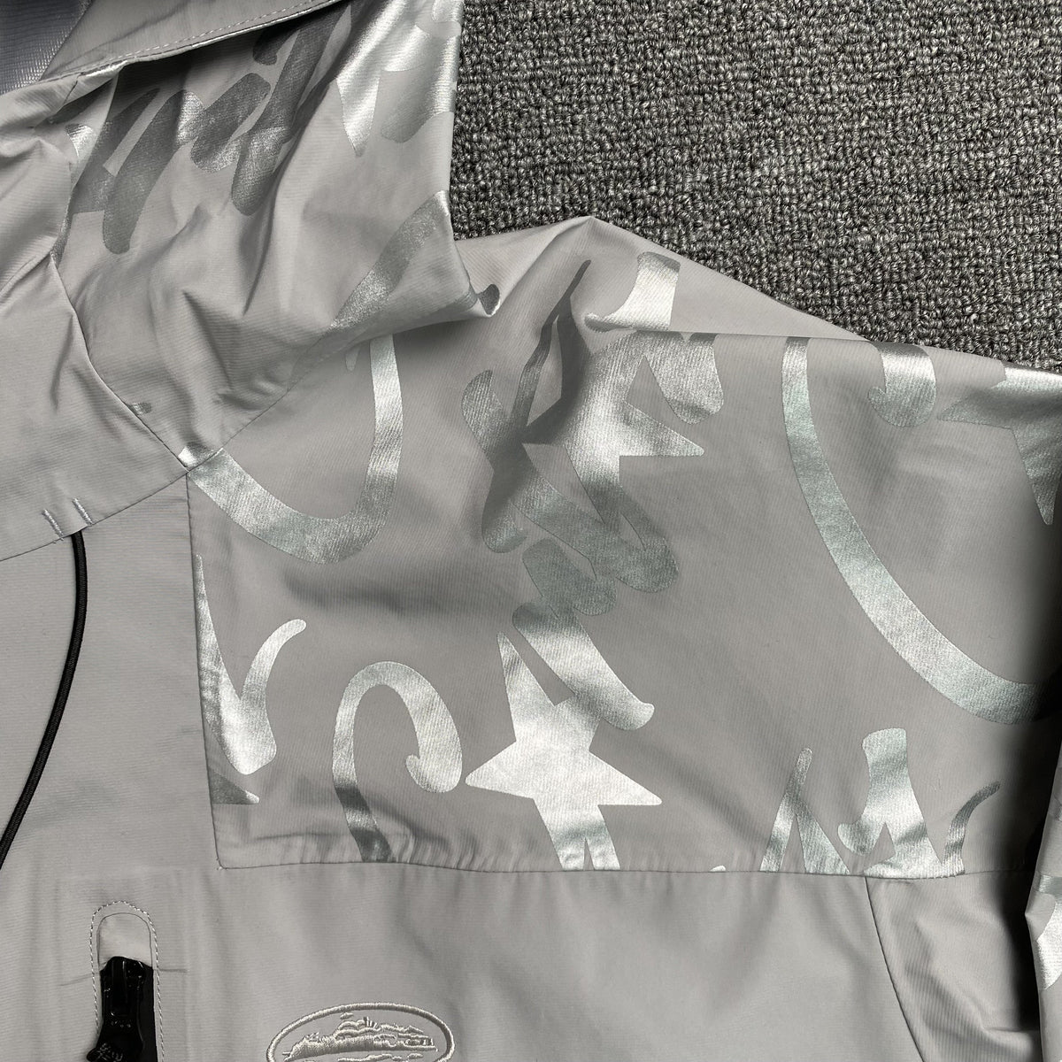Campera Corteiz Elitework Waterproof Shell Gris