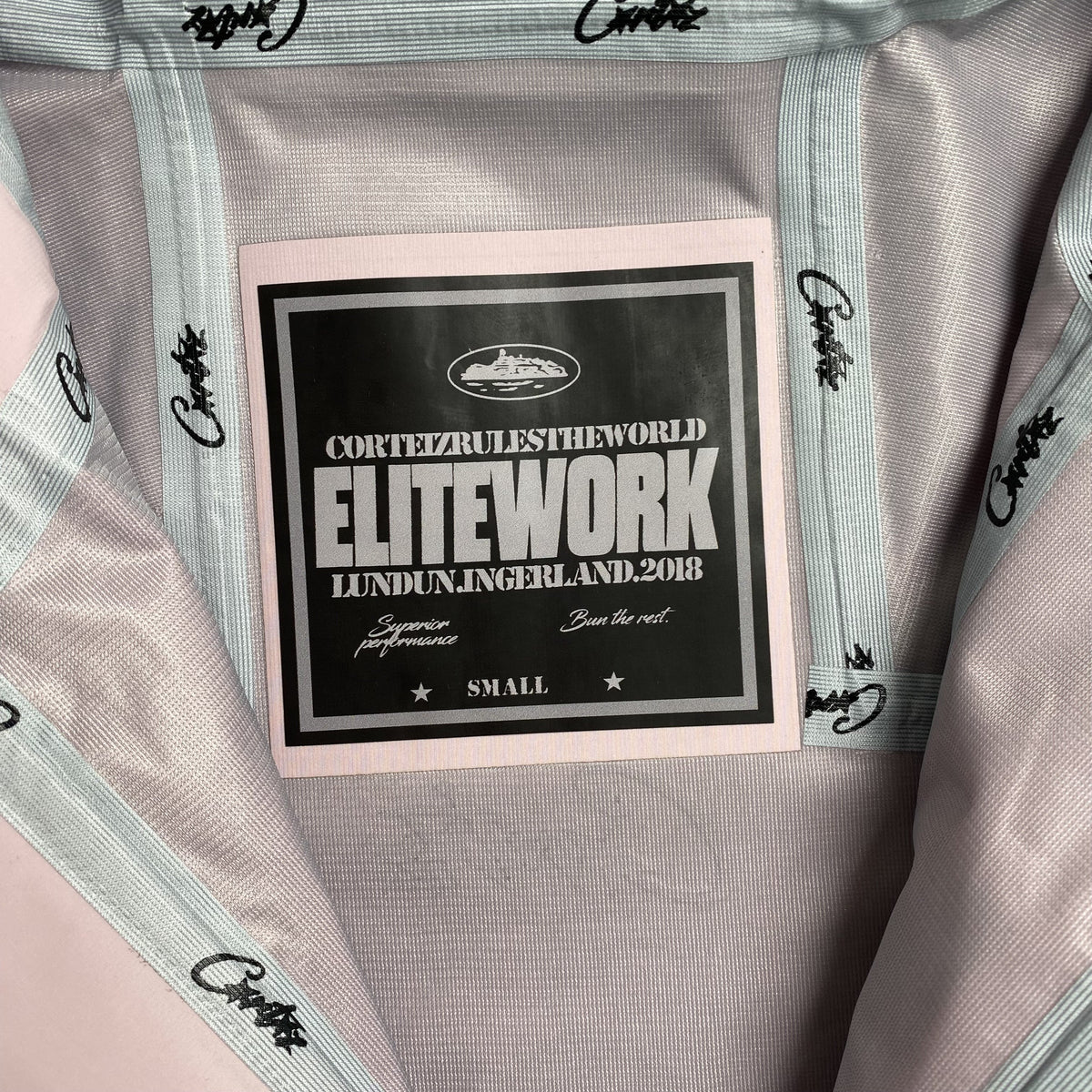 Campera Corteiz Elitework Waterproof Shell Rosa