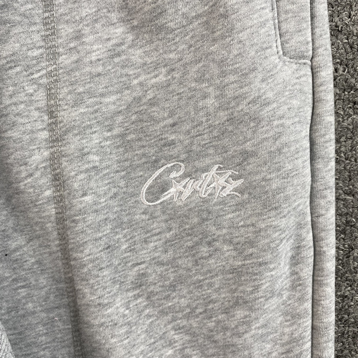 Pantalon Corteiz HMP V2 Gris