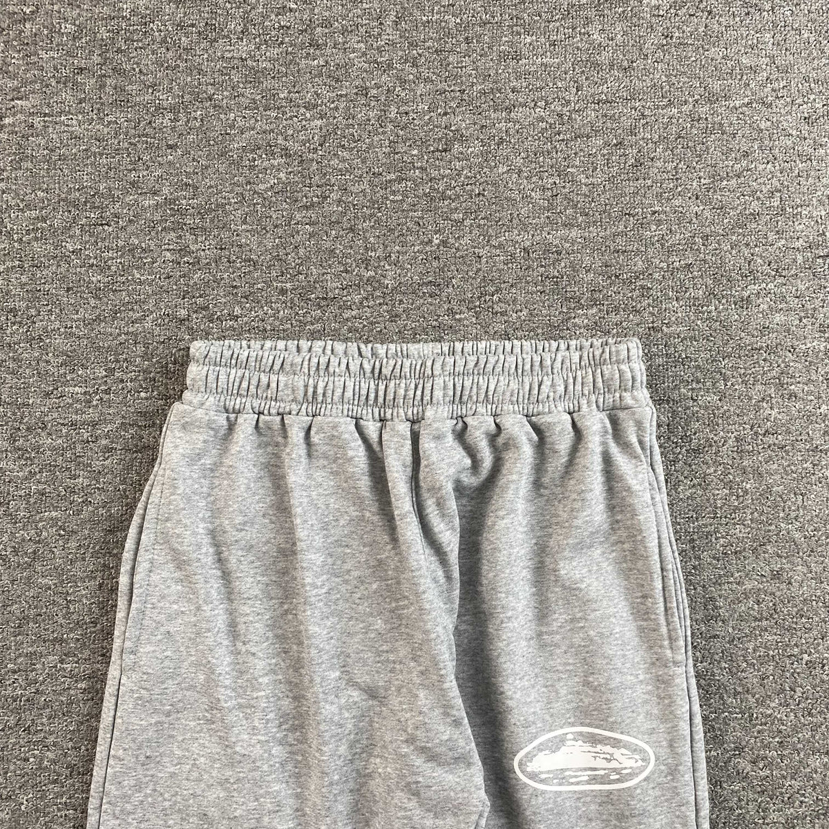 Pantalon Corteiz Island Puff Print Open Hem Gris