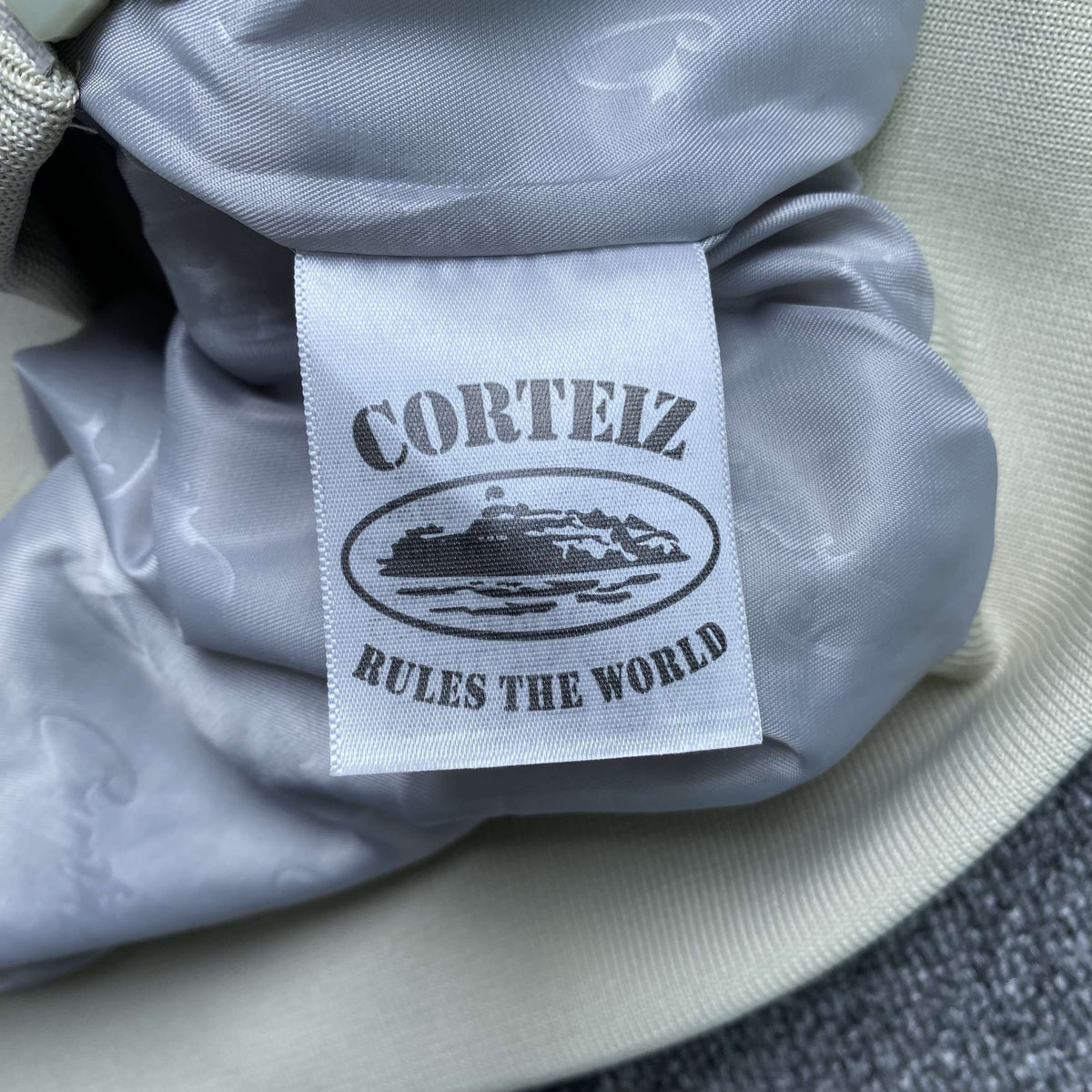 Campera Corteiz VVS Uptown Gris