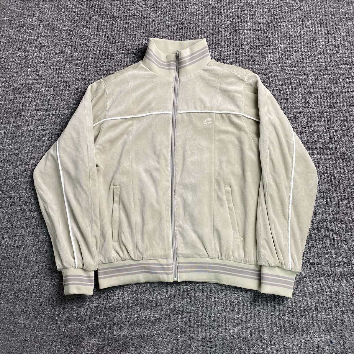 Campera Corteiz VVS Uptown Gris