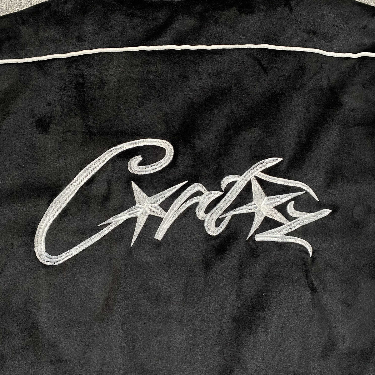 Campera Corteiz VVS Velour Negra