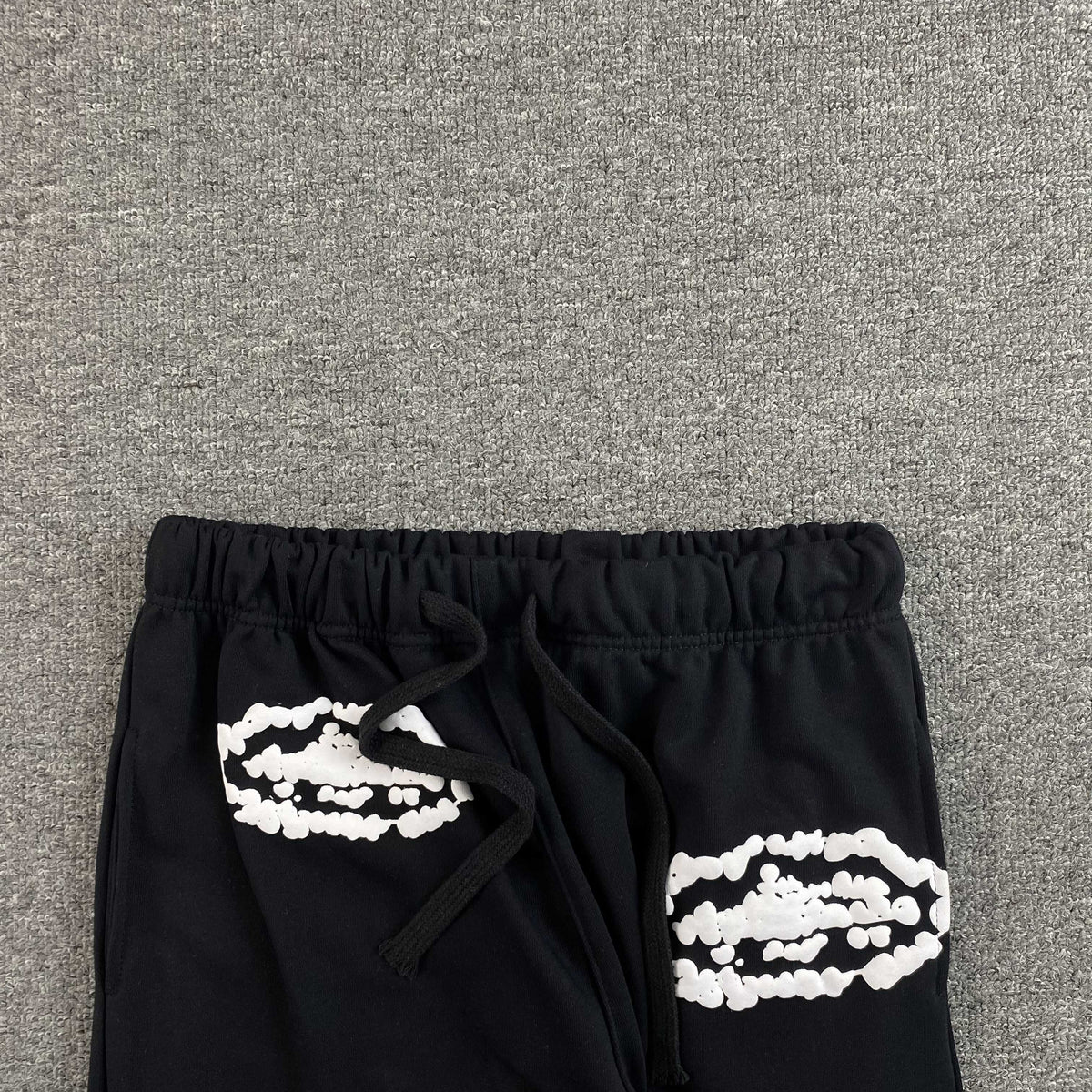 Pantalon Corteiz x Denim Tears Island Wreath Negro