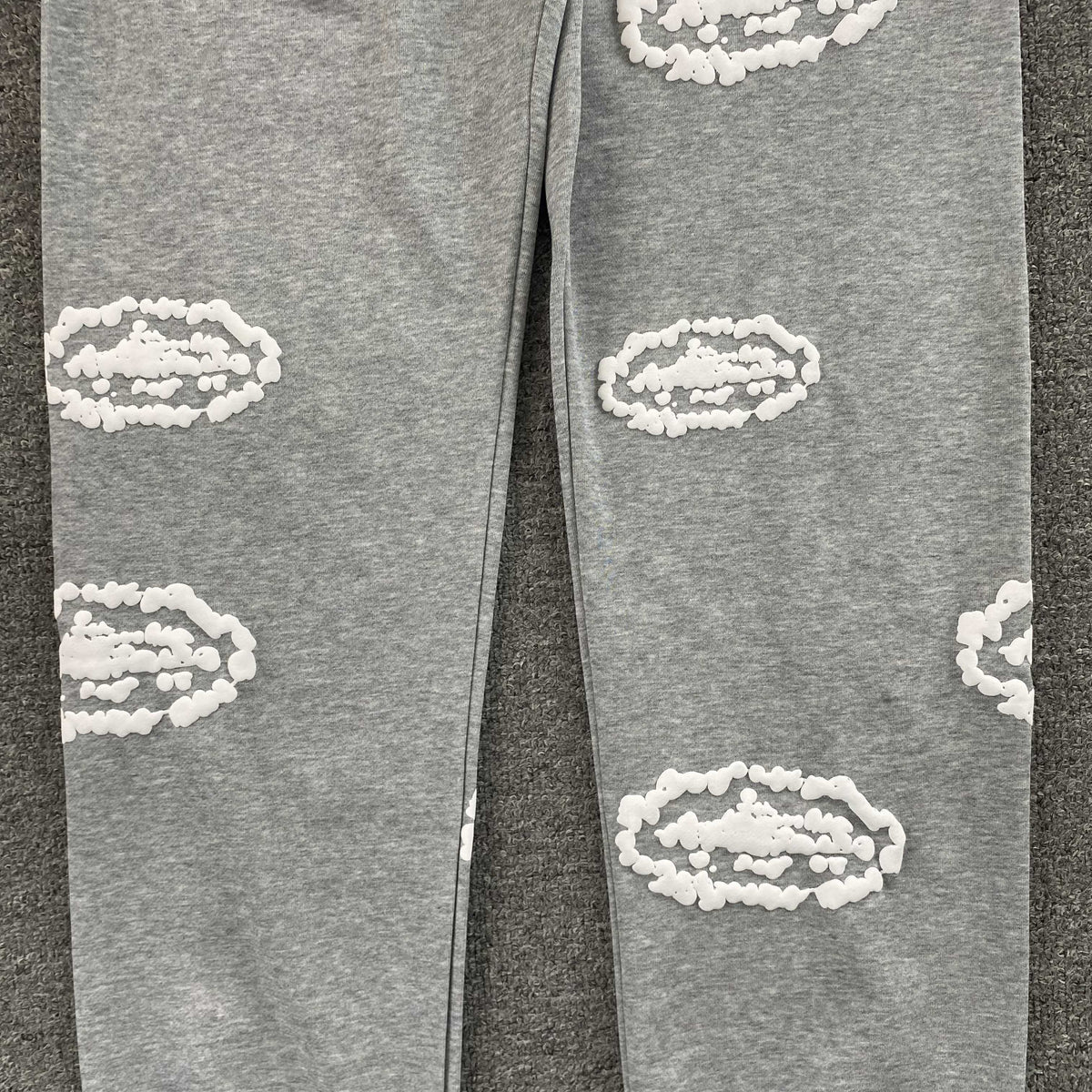 Pantalon Corteiz x Denim Tears Island Wreath Gris