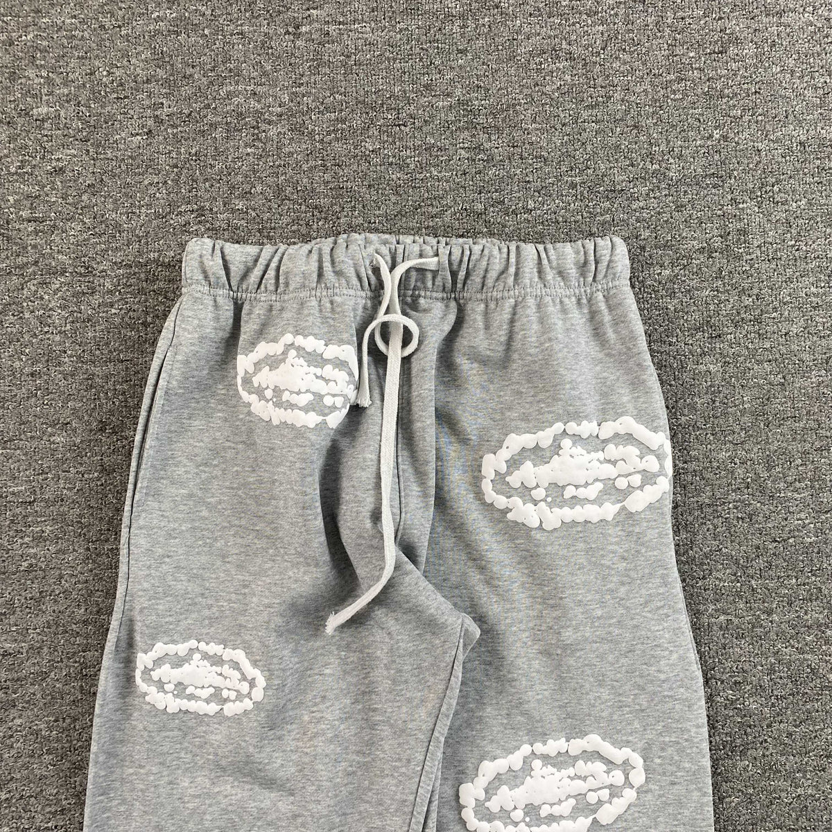 Pantalon Corteiz x Denim Tears Island Wreath Gris