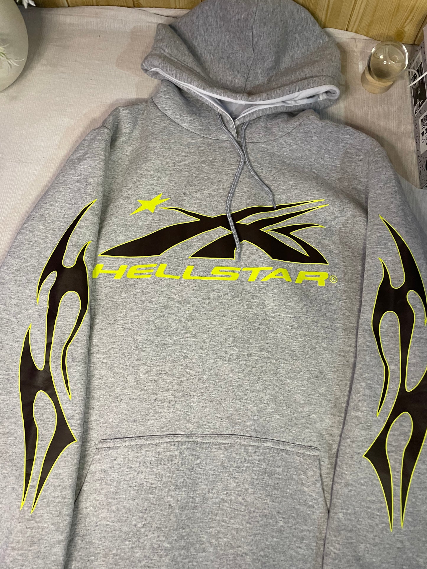 Hoodie Hellstar detalle logo