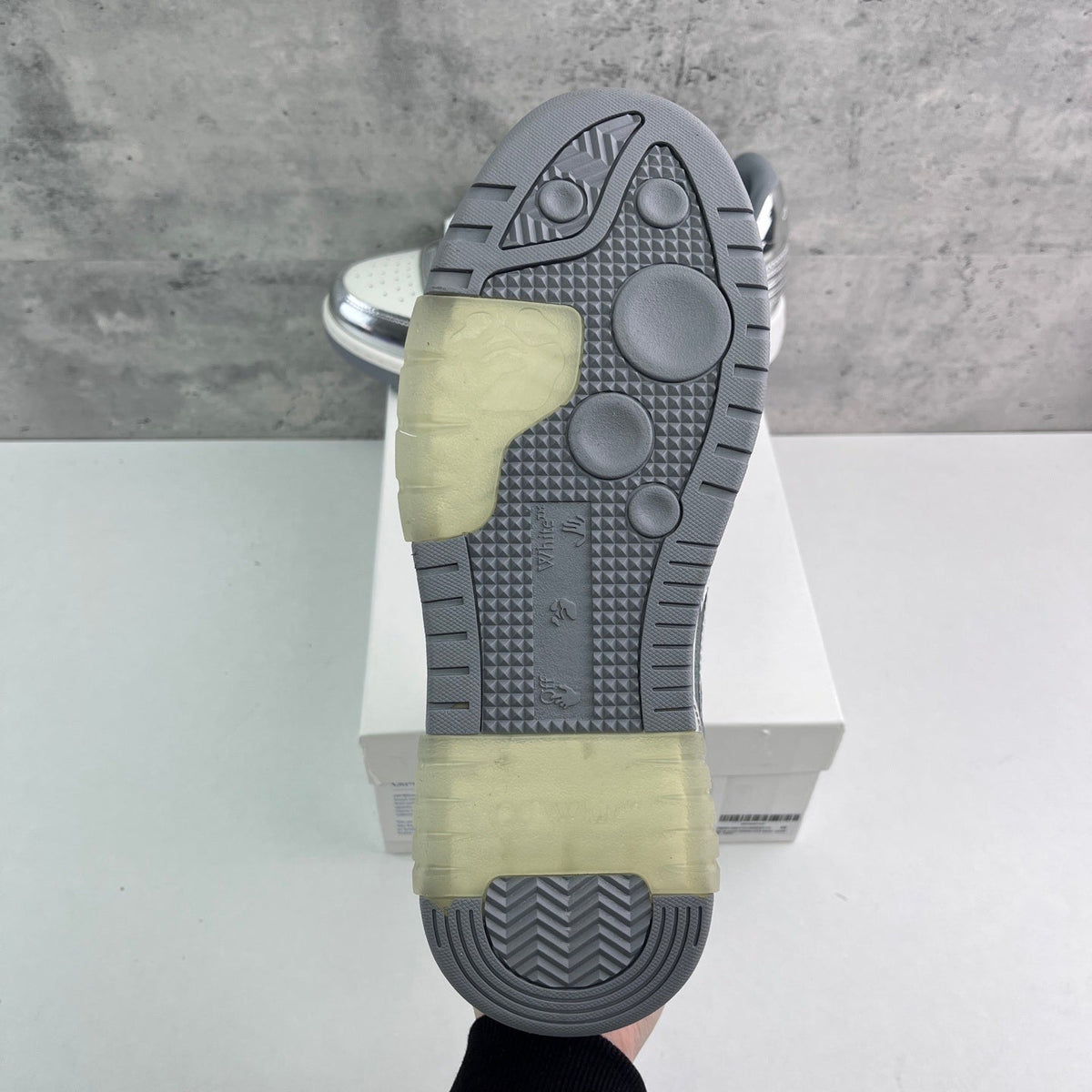Off White Out Of Office Plateada