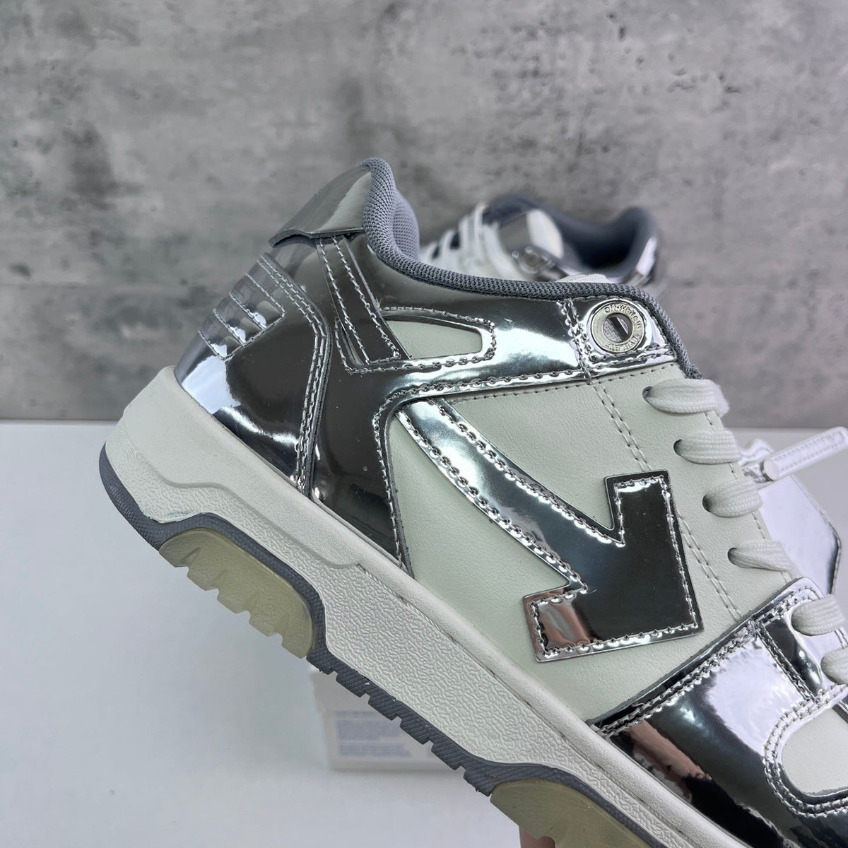 Off White Out Of Office Plateada