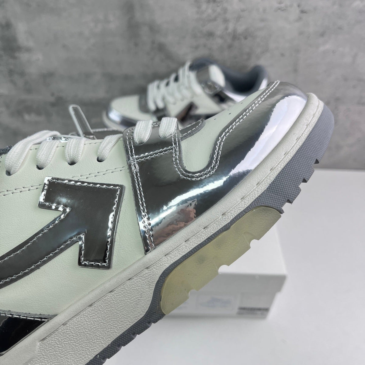 Off White Out Of Office Plateada