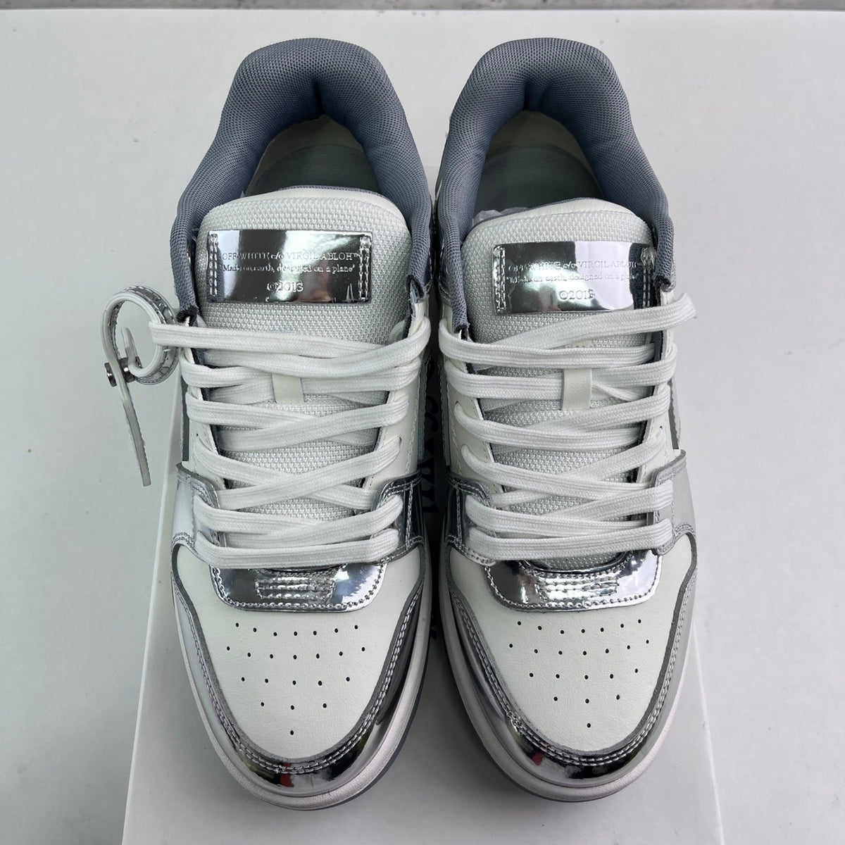 Off White Out Of Office Plateada