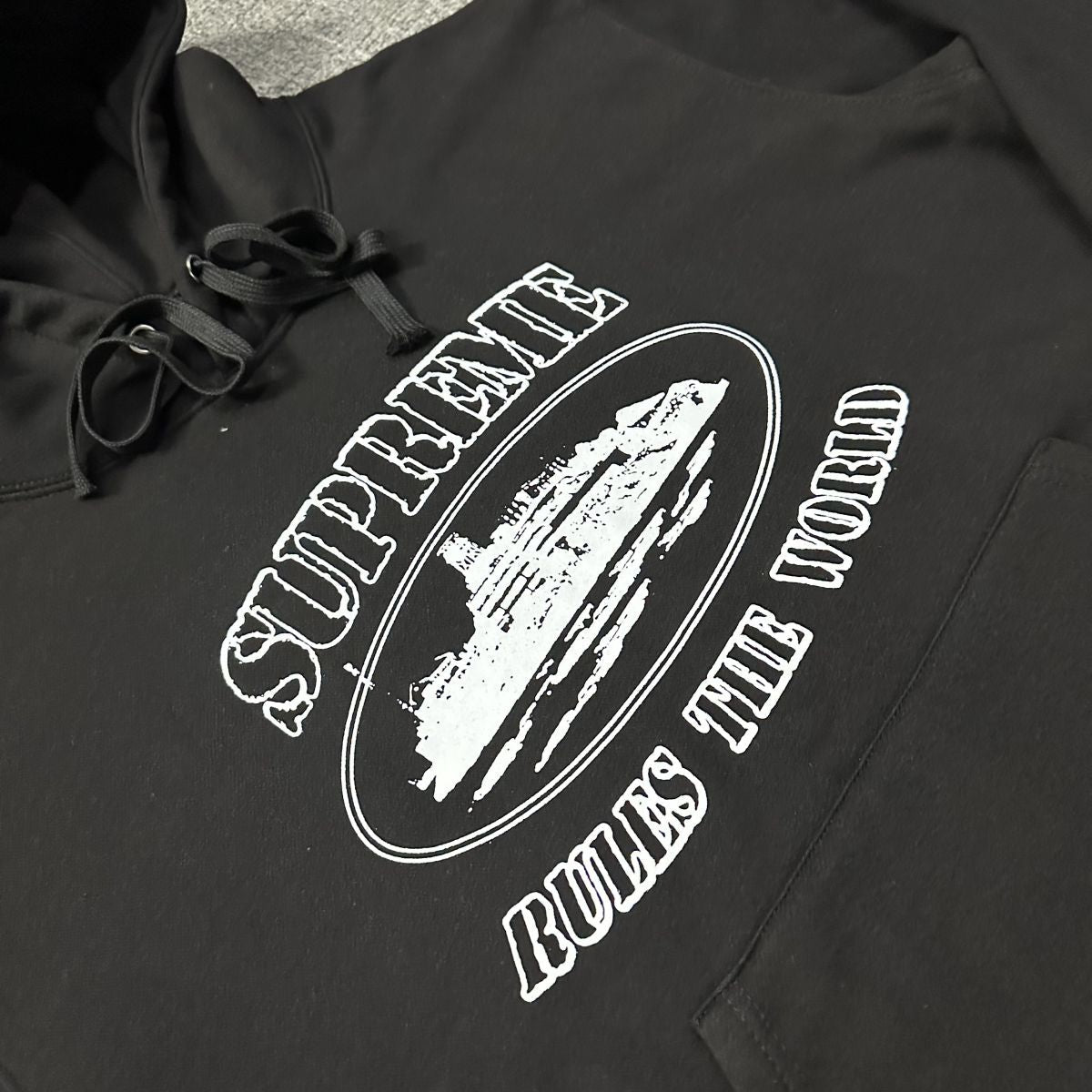 Buzo Supreme Corteiz Rules The World Negro
