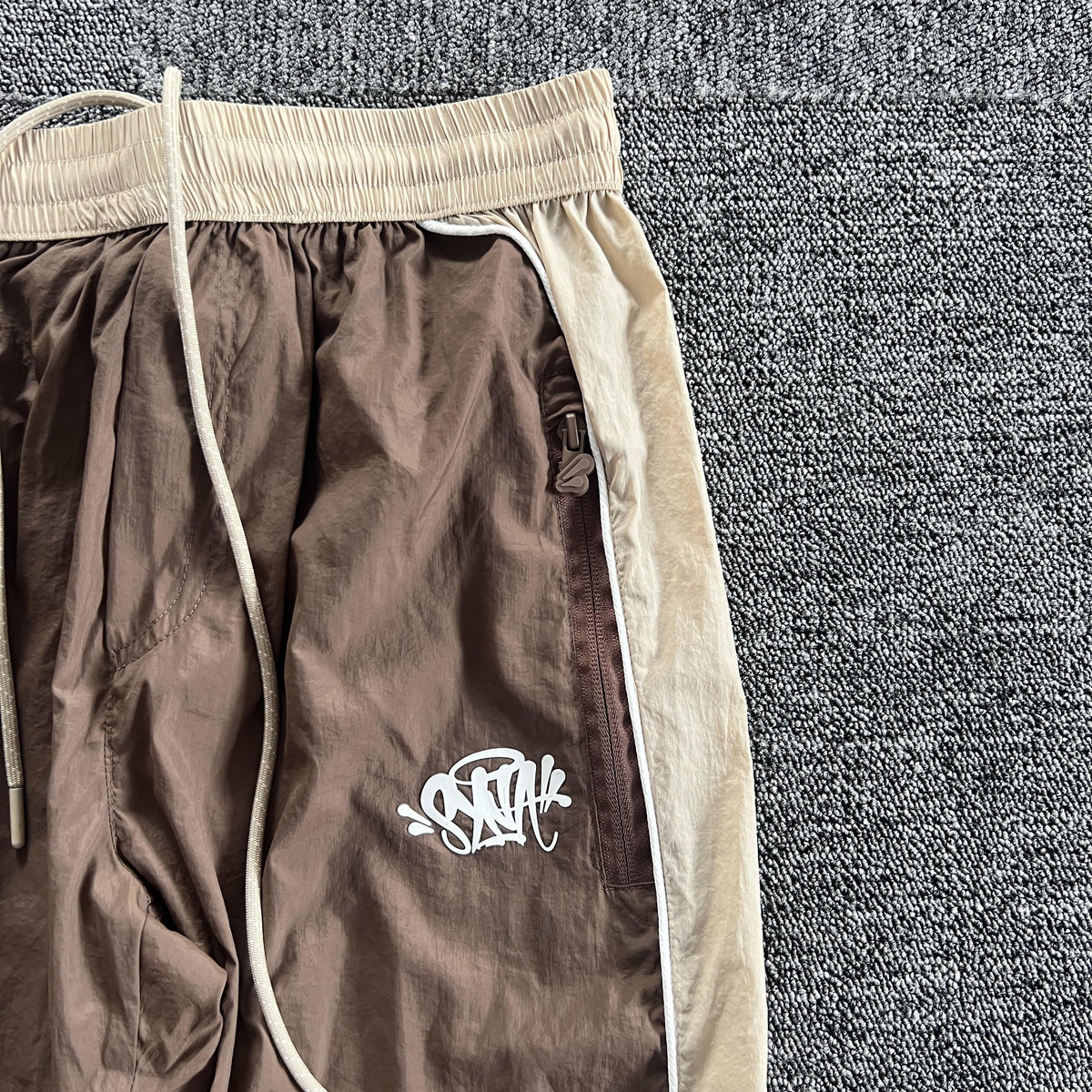 Pantalón Syna World Syna Logo Shell Marrón