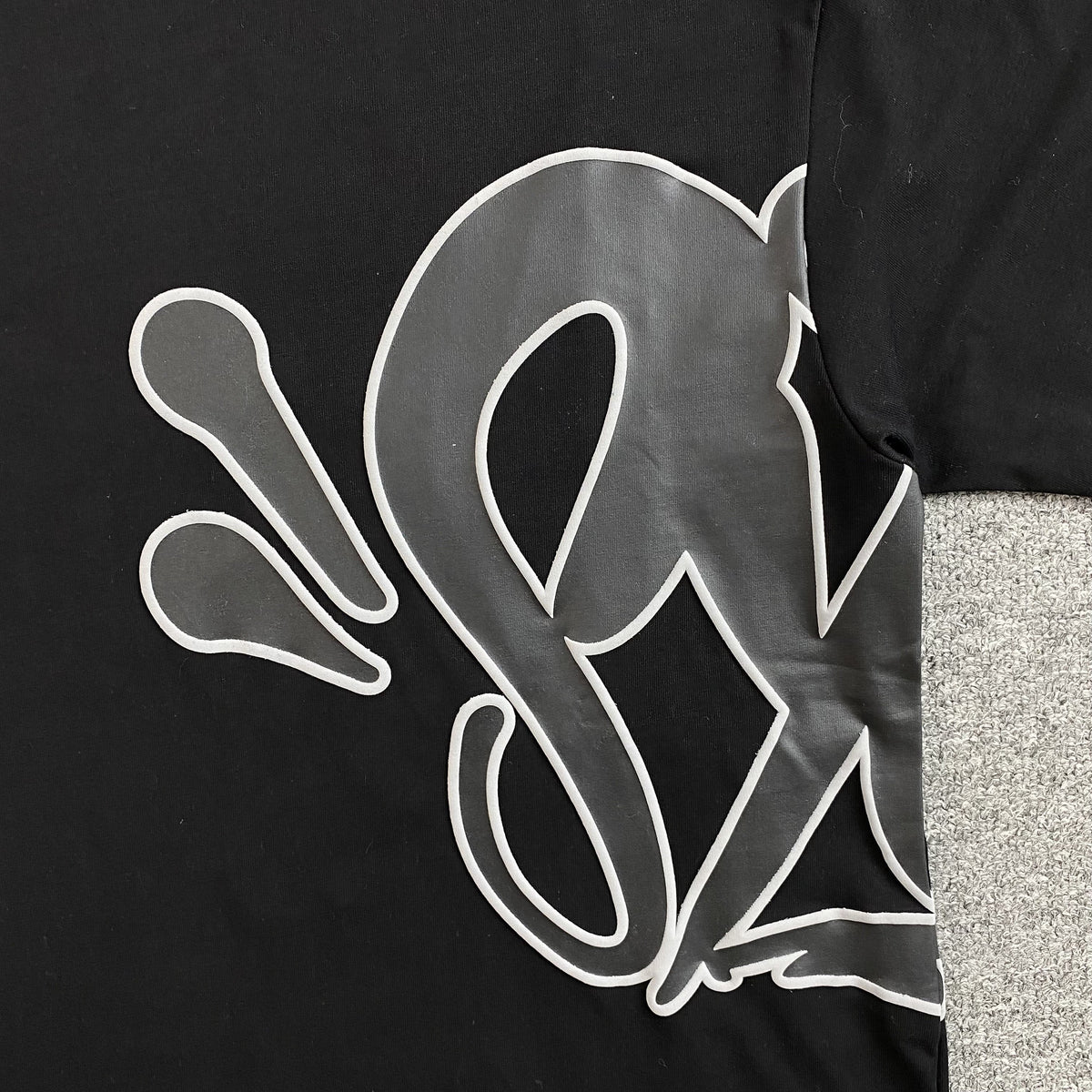 Remera Syna World Syna Logo Negra