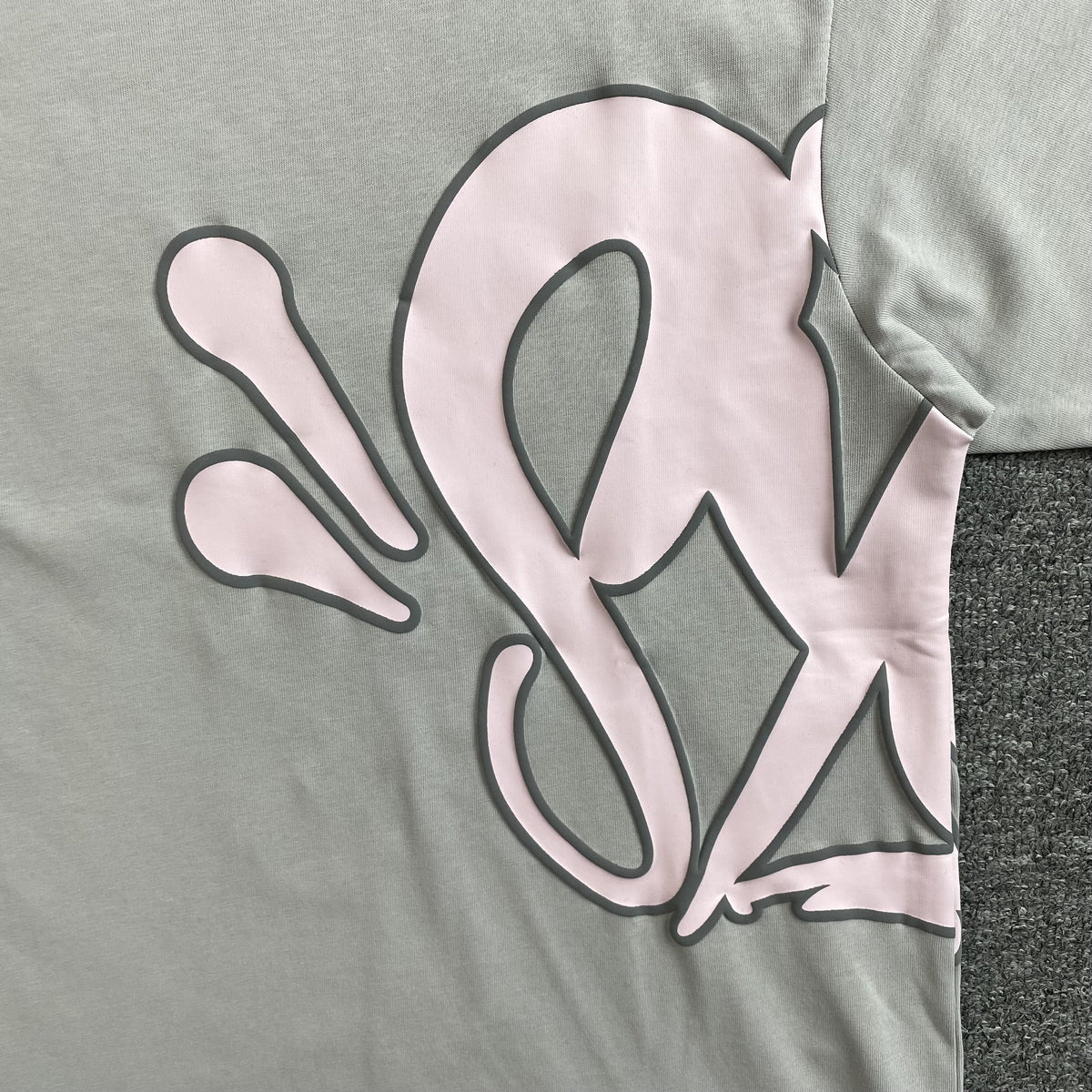 Remera Syna World Syna Logo Gris Rosa