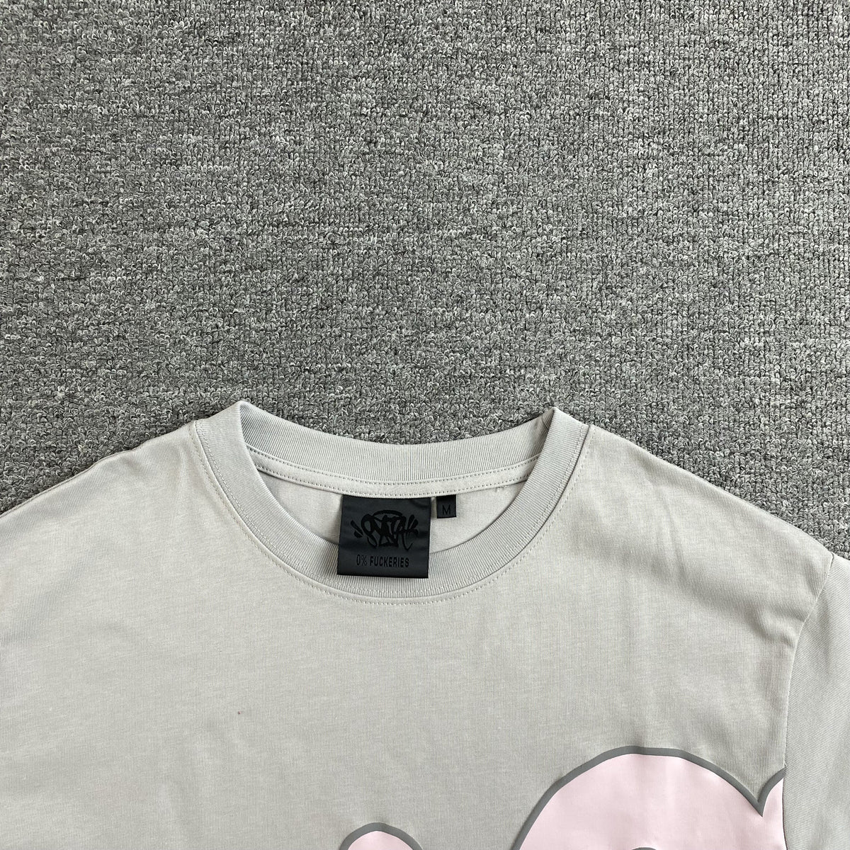 Remera Syna World Syna Logo Gris Rosa