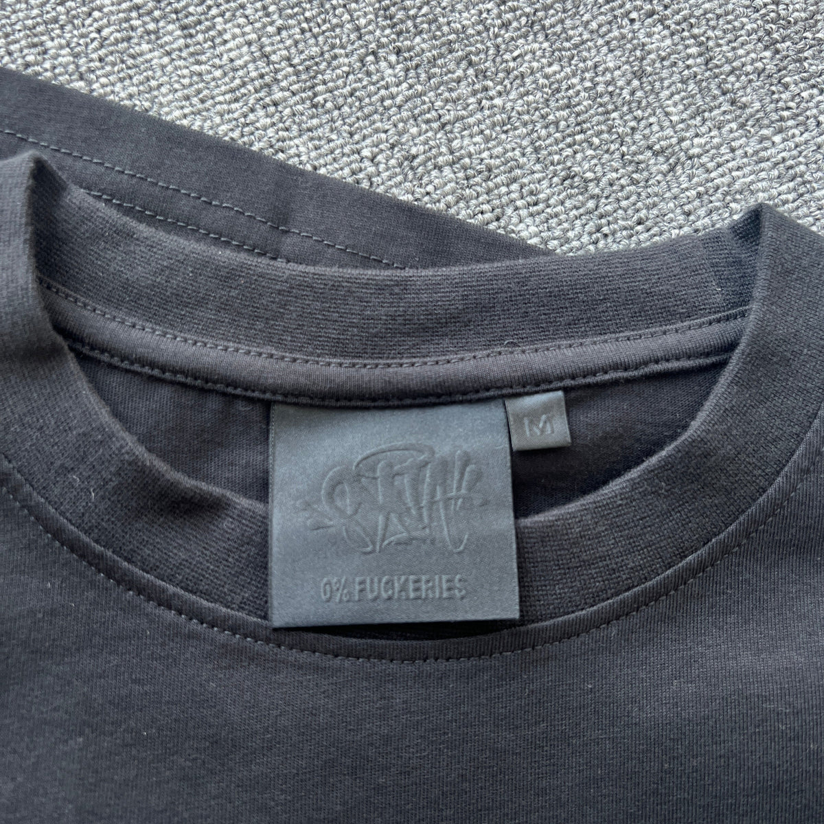 Remera Syna World Synarchy Negra Celeste