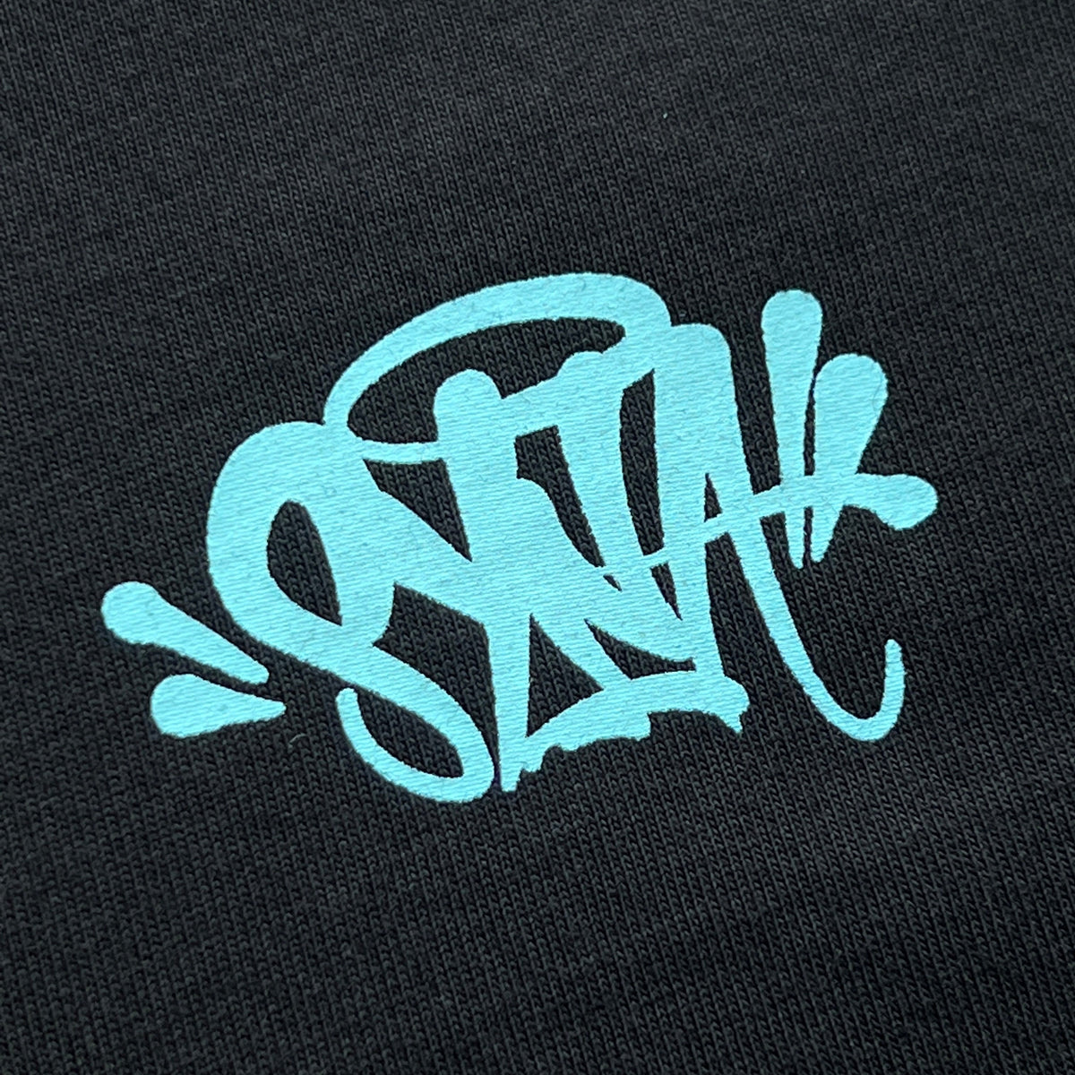 Remera Syna World Synarchy Negra Celeste