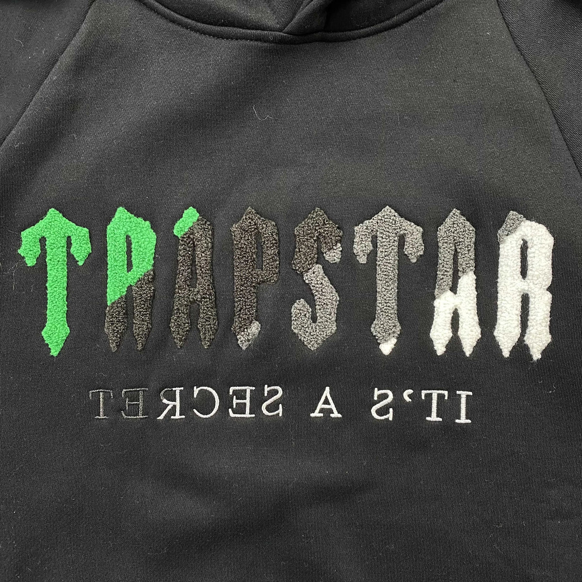 Conjunto Trapstar Chenille Decoded Negro Verde