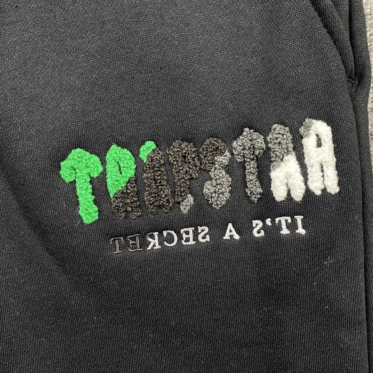 Conjunto Trapstar Chenille Decoded Negro Verde