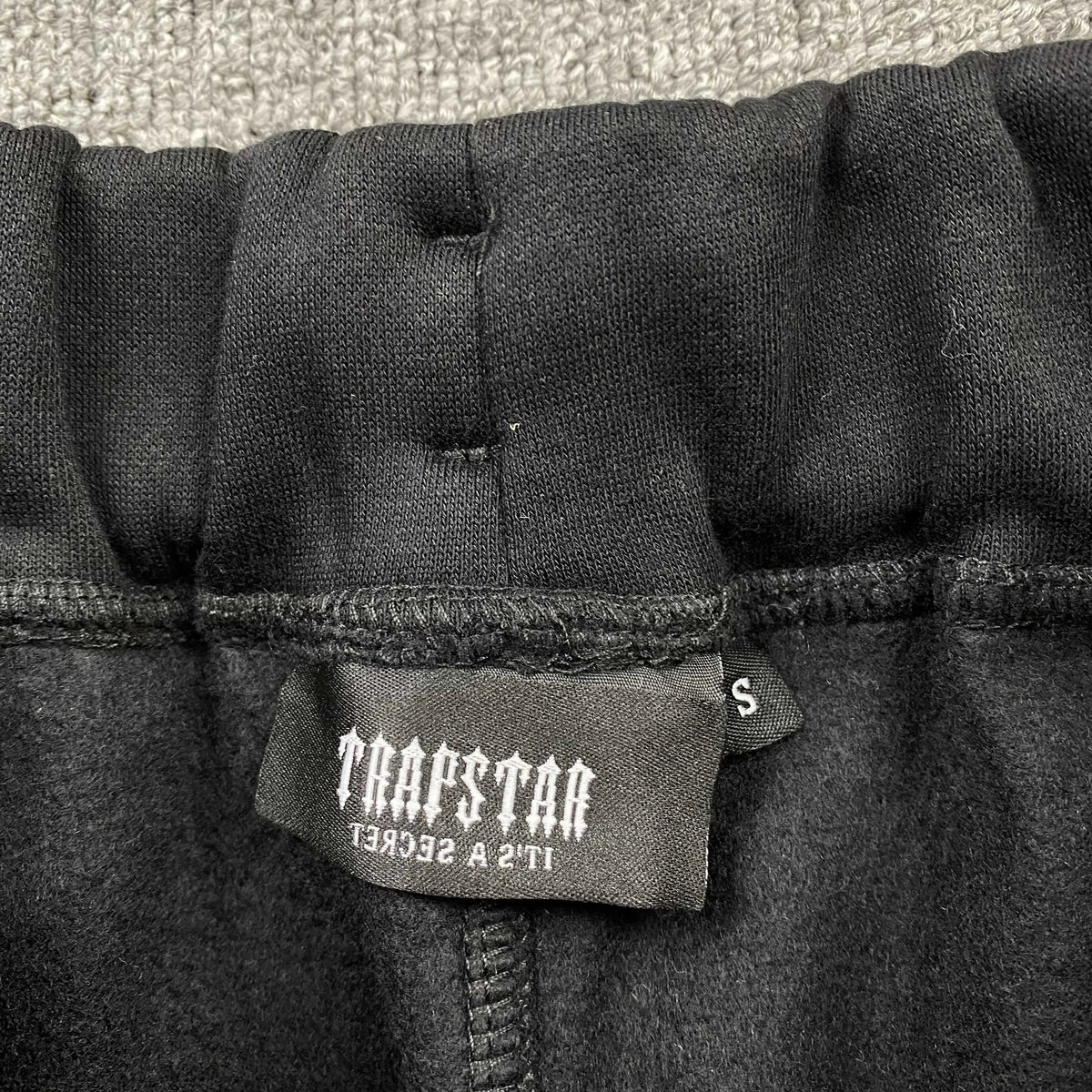 Conjunto Trapstar Chenille Decoded Negro Verde
