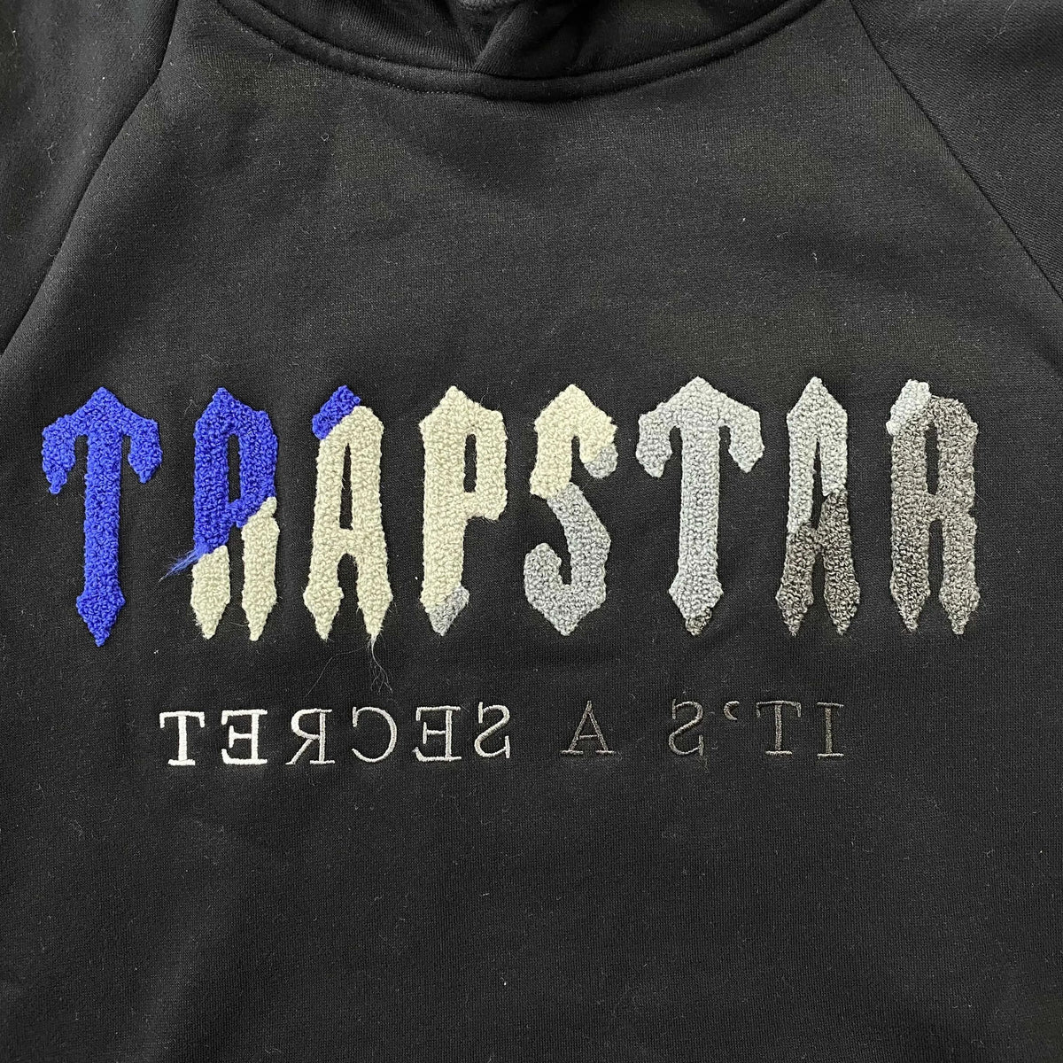Conjunto Trapstar Chenille Decoded Negro Hielo