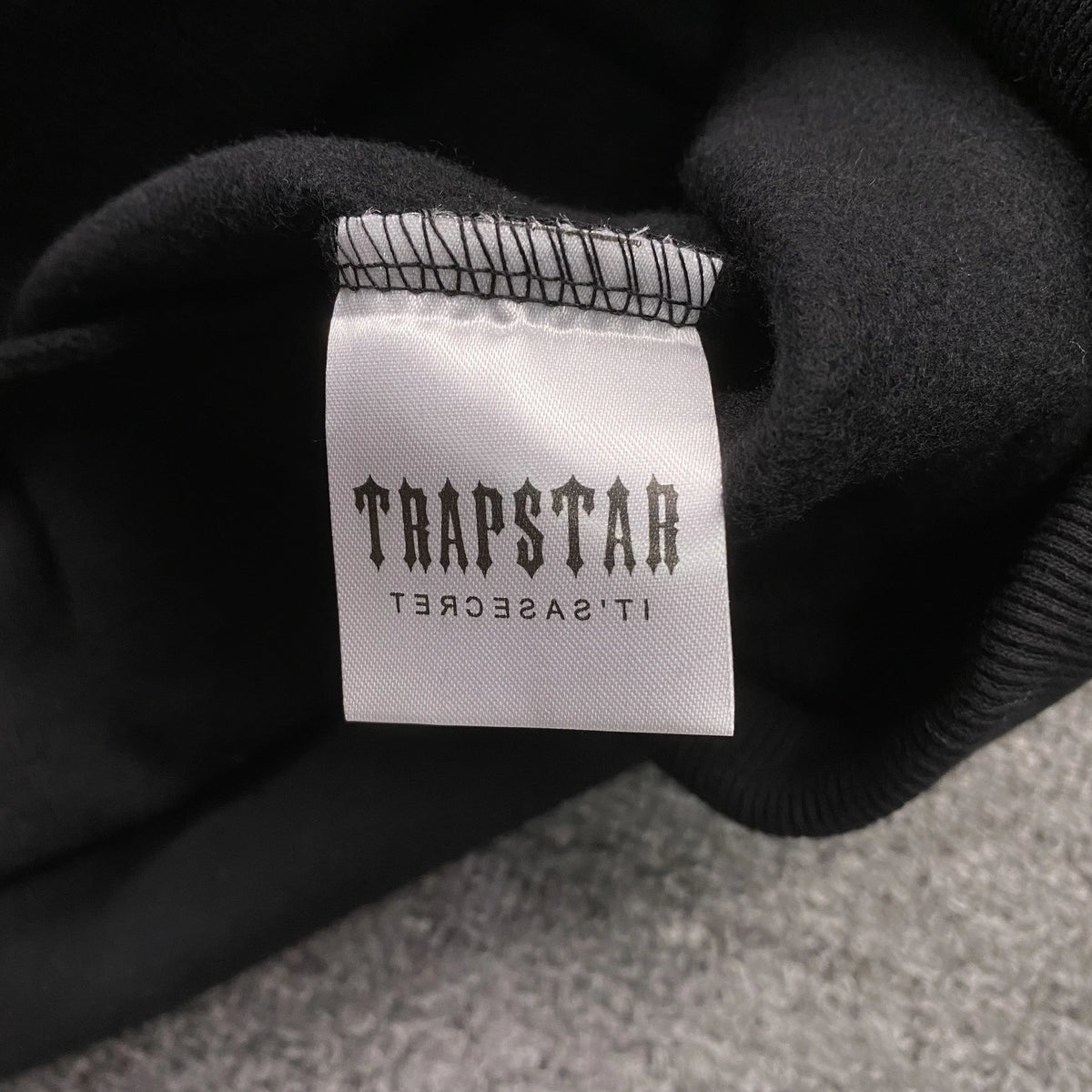 Conjunto Trapstar Chenille Decoded Negro Hielo