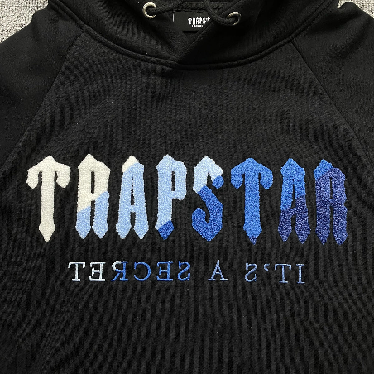 Conjunto Trapstar Chenille Decoded Negro Hielo