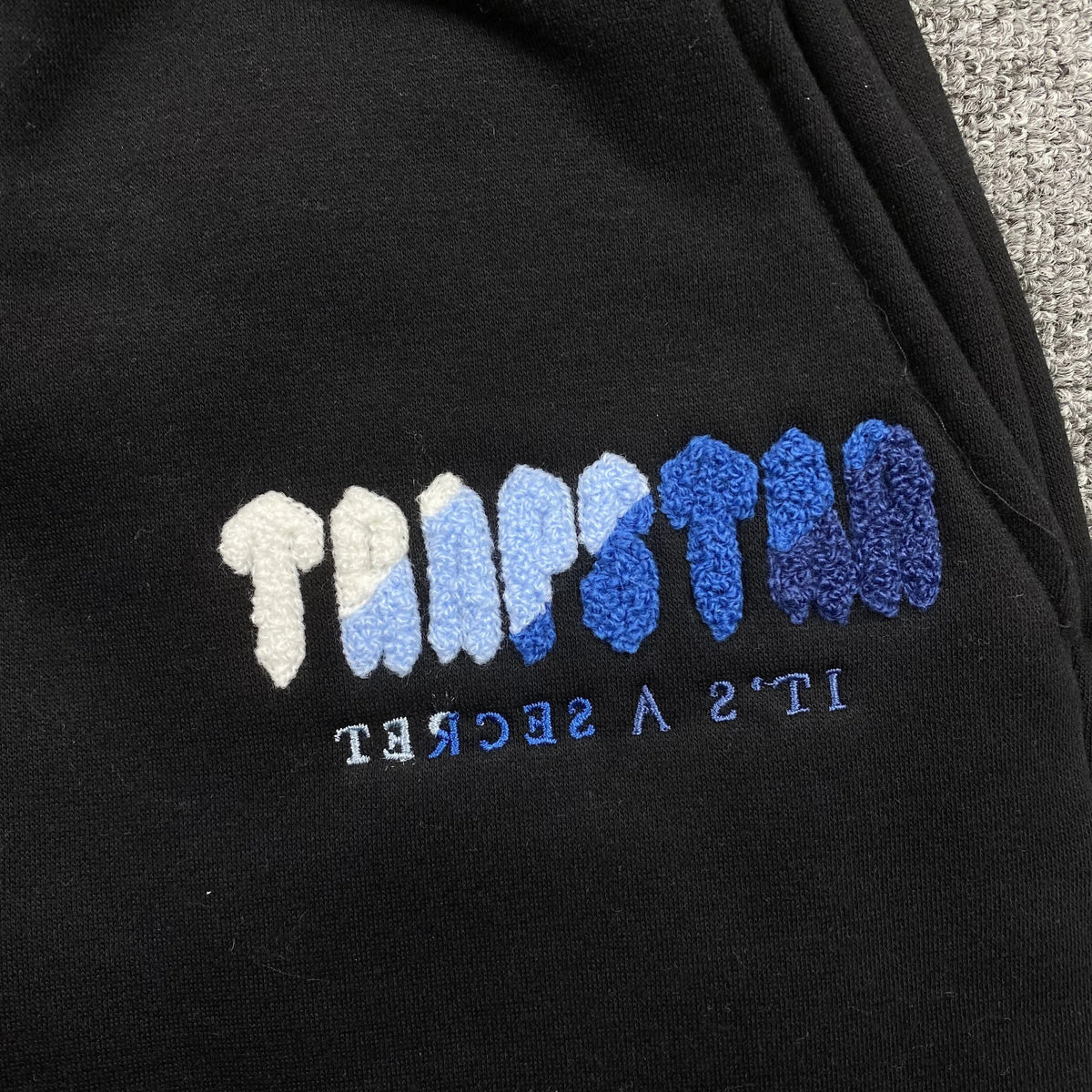 Conjunto Trapstar Chenille Decoded Negro Hielo