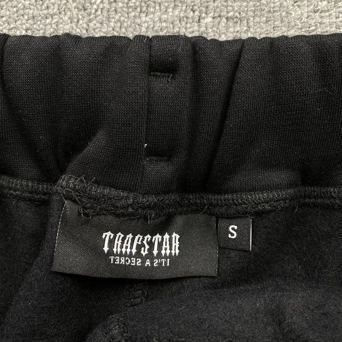 Conjunto Trapstar Chenille Decoded Negro Hielo