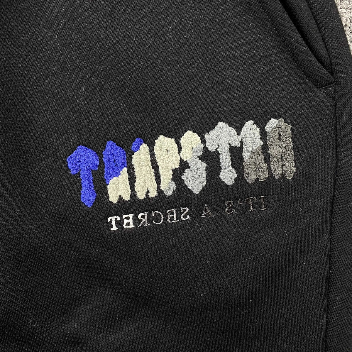 Conjunto Trapstar Chenille Decoded Negro Hielo