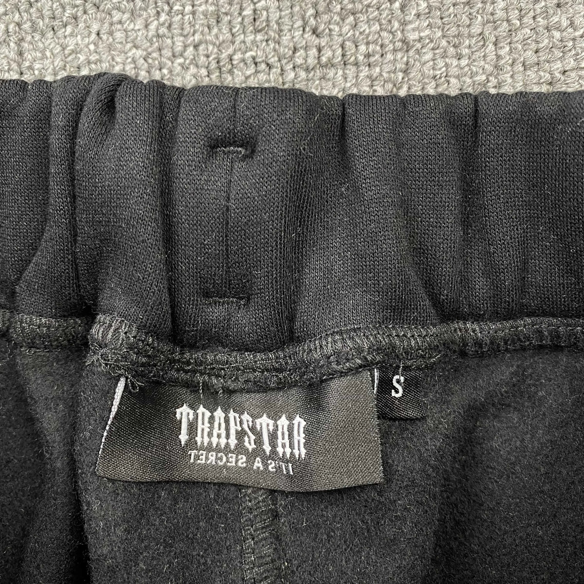 Conjunto Trapstar Chenille Decoded Negro Hielo
