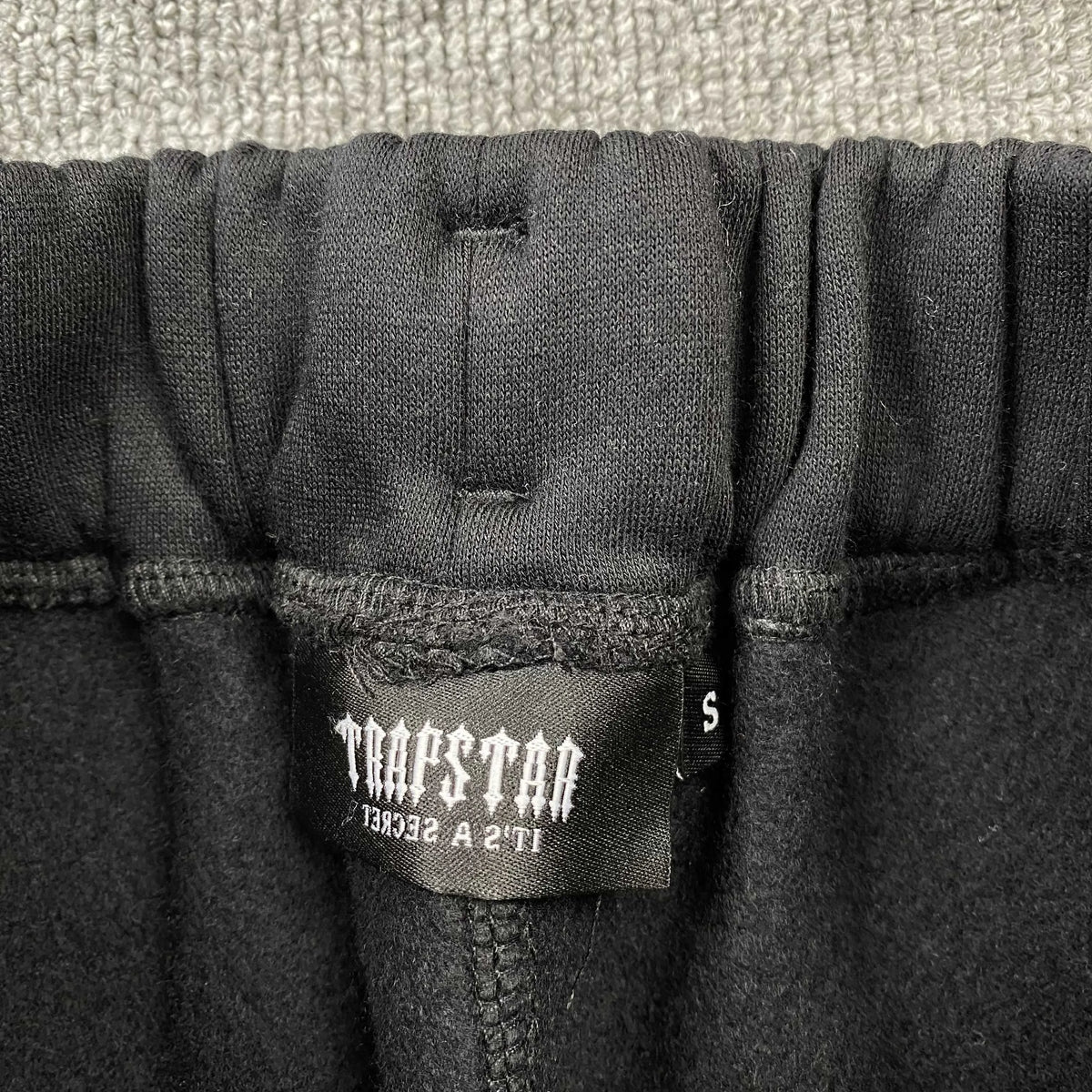 Conjunto Trapstar Chenille Decoded Negro