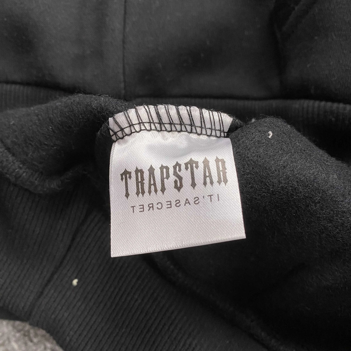 Conjunto Trapstar Chenille Decoded Negro Rojo