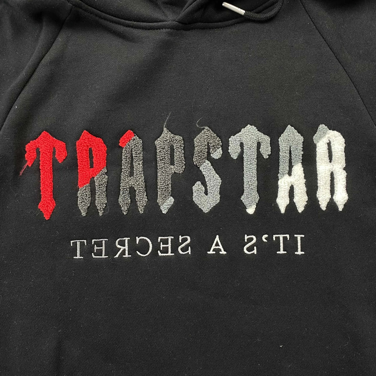 Conjunto Trapstar Chenille Decoded Negro Rojo