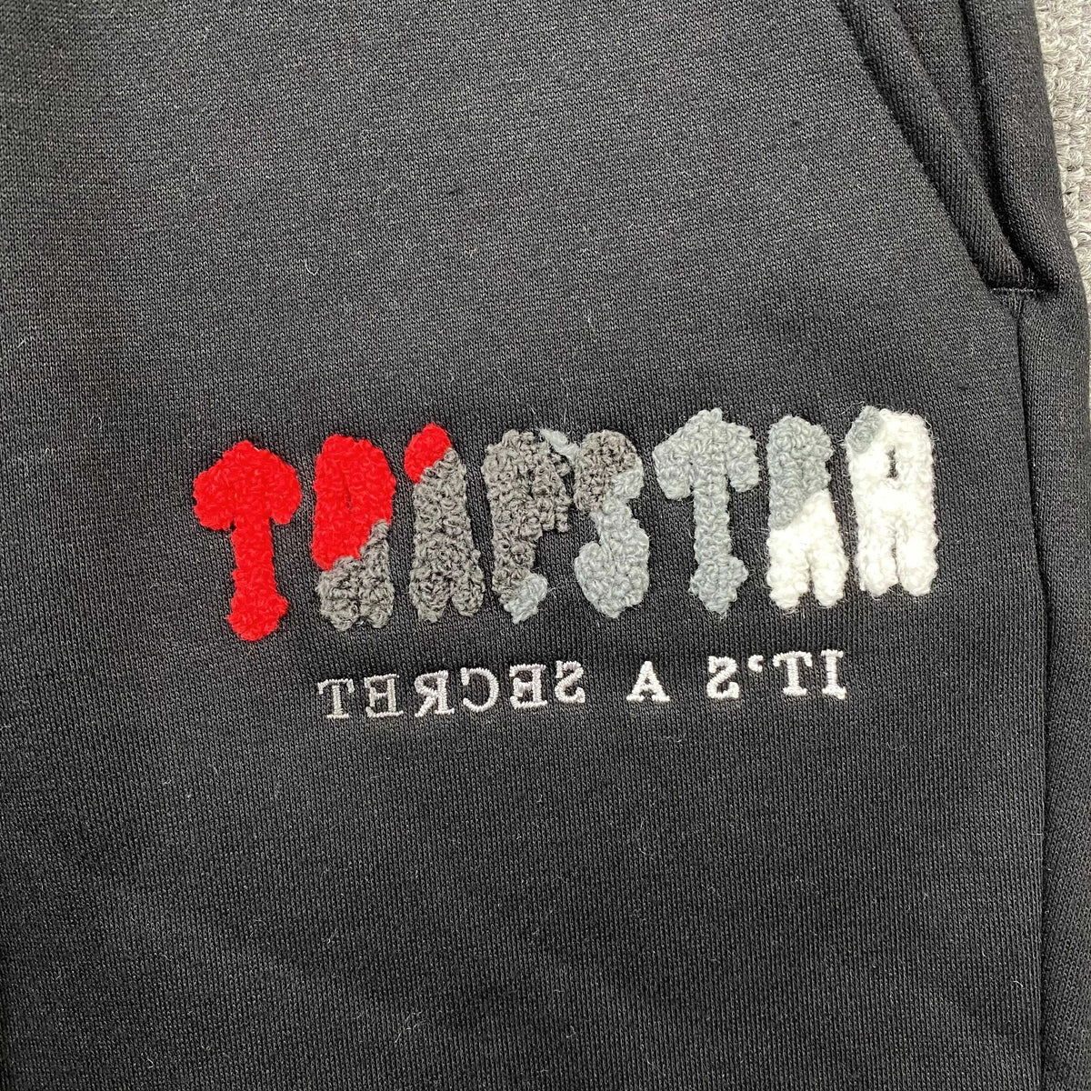 Conjunto Trapstar Chenille Decoded Negro Rojo