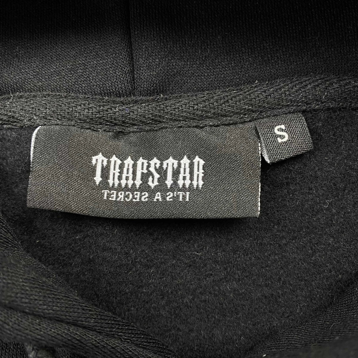Conjunto Trapstar Chenille Decoded Negro Rojo
