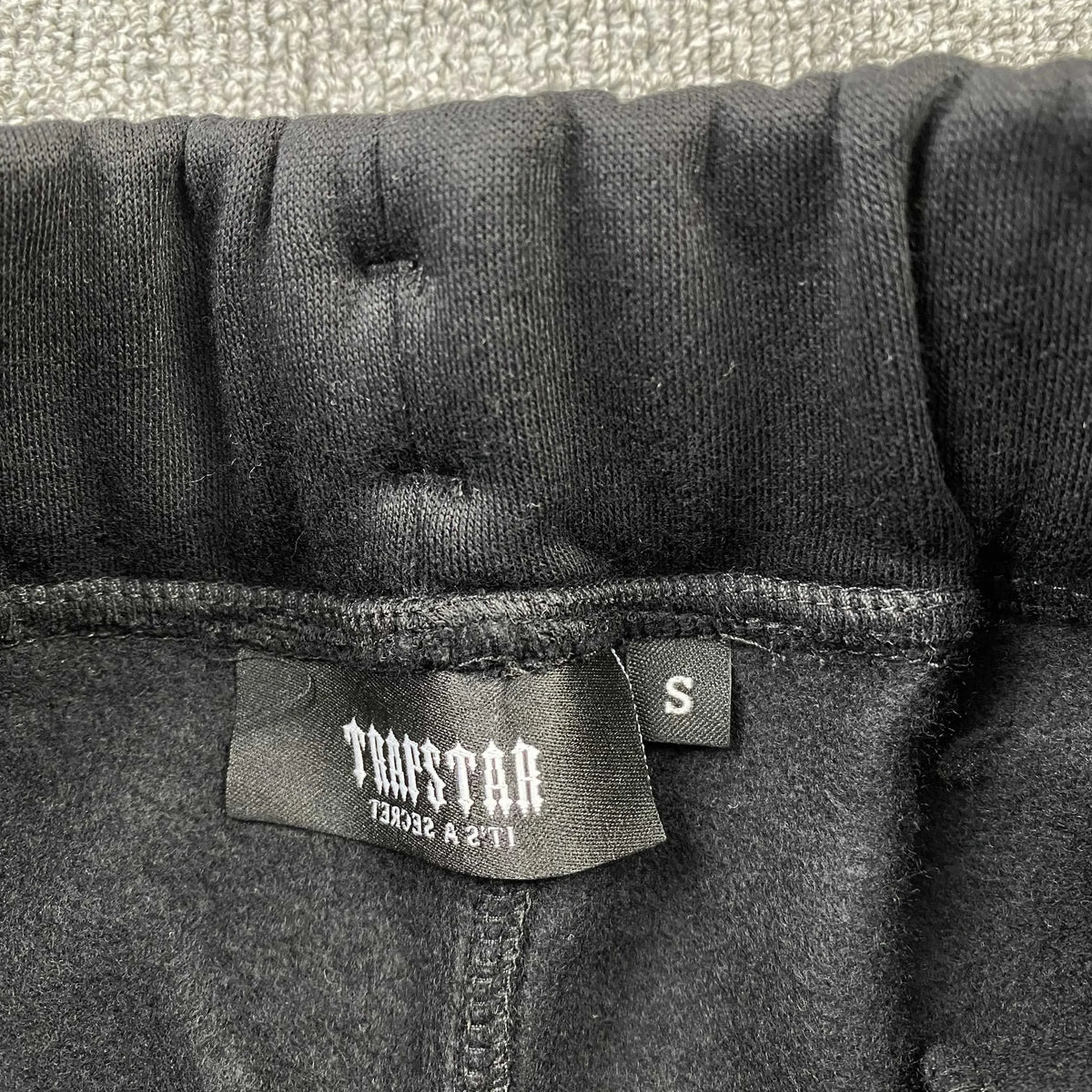 Conjunto Trapstar Chenille Decoded Negro Rojo