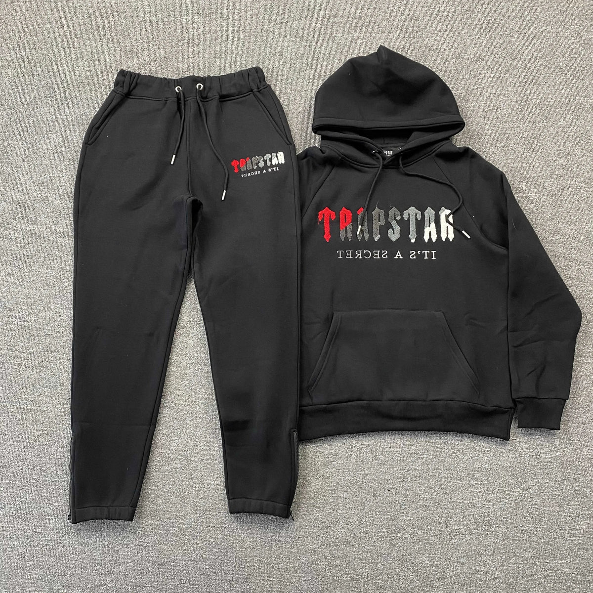 Conjunto Trapstar Chenille Decoded Negro Rojo