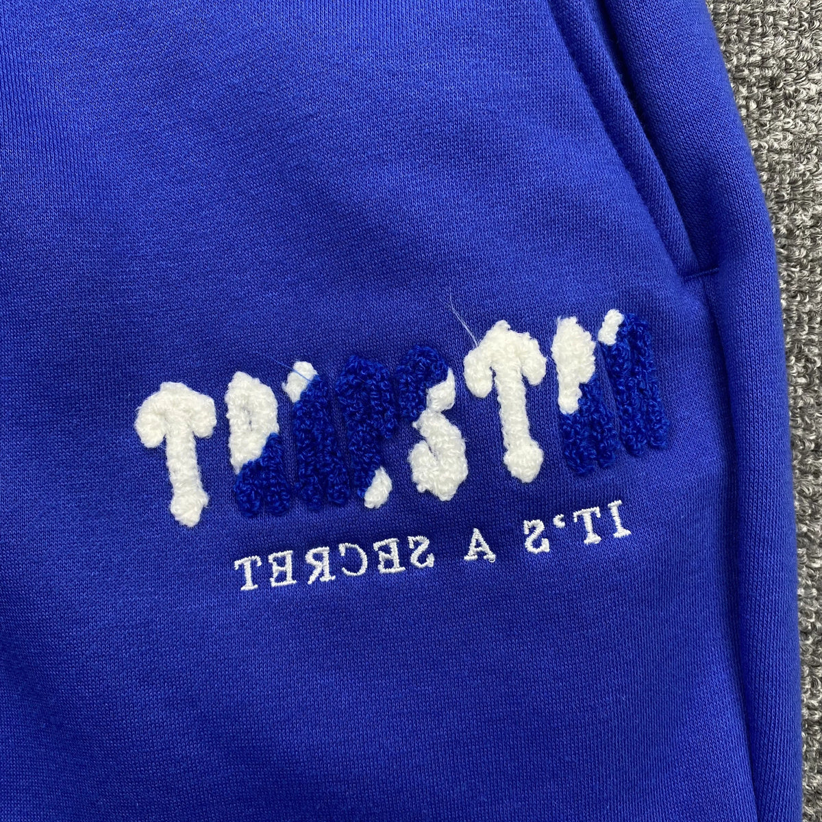 Conjunto Trapstar Chenille Decoded Azul Blanco