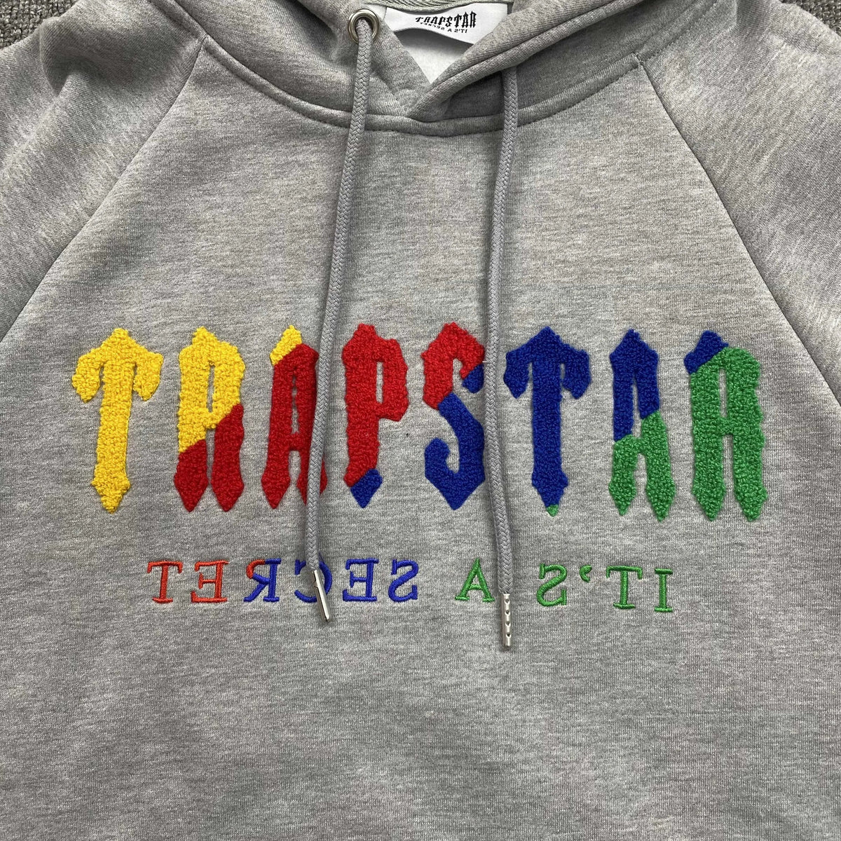 Conjunto Trapstar Chenille Decoded Gris Candy