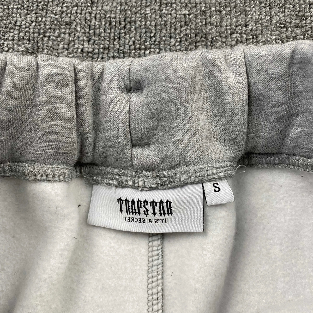 Conjunto Trapstar Chenille Decoded Gris Verde