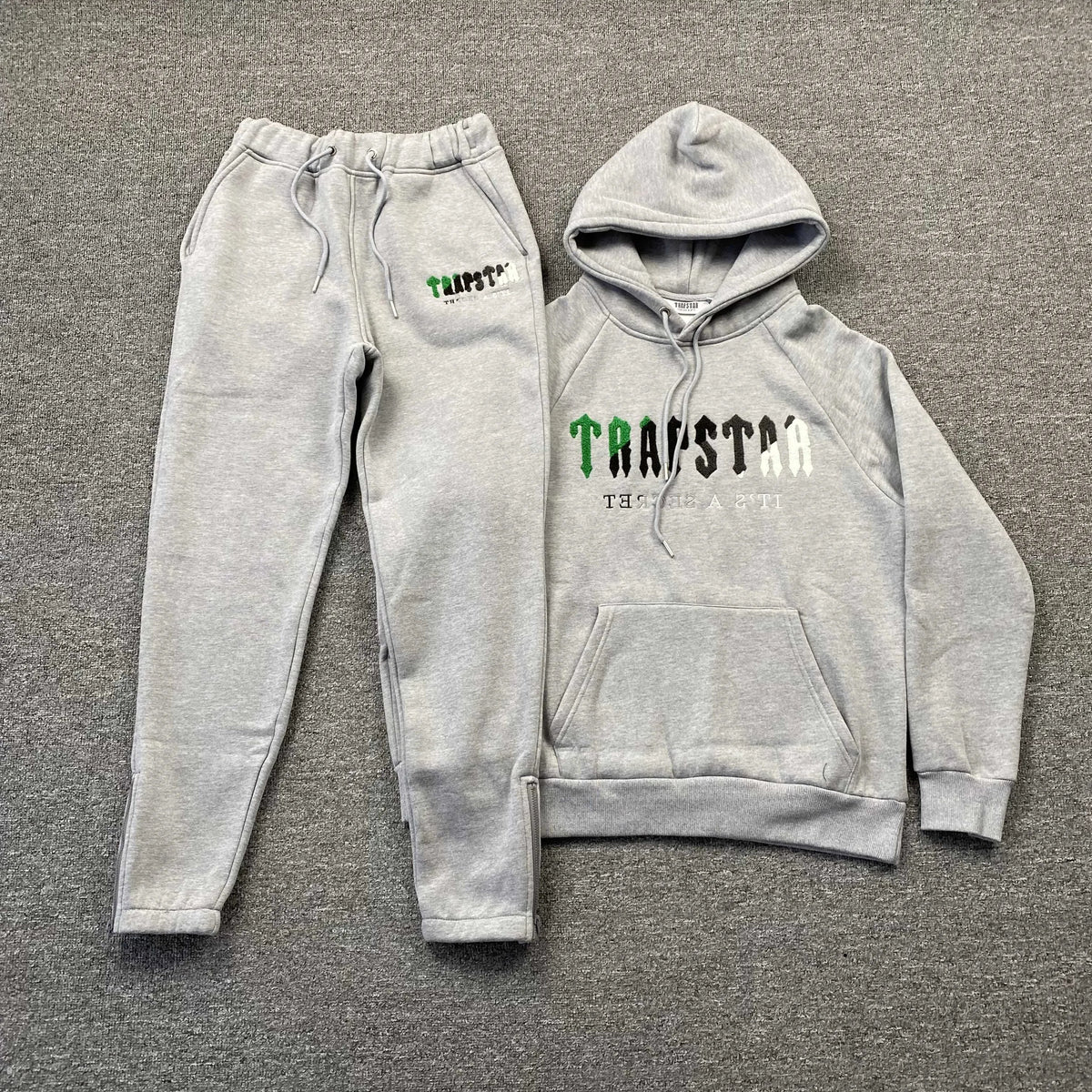 Conjunto Trapstar Chenille Decoded Gris Verde